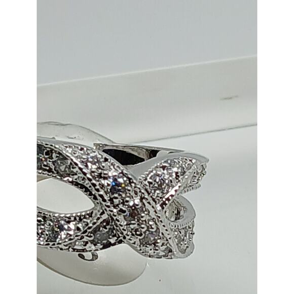 Elegant Vintage Jewelry Sterling Silver Cross-Over Simulated Diamond Ring Size 5 - Picture 11 of 12